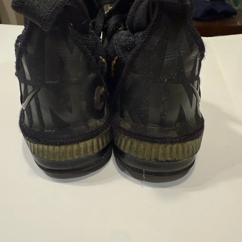 Nike LeBron XVI I Am King youth size 4